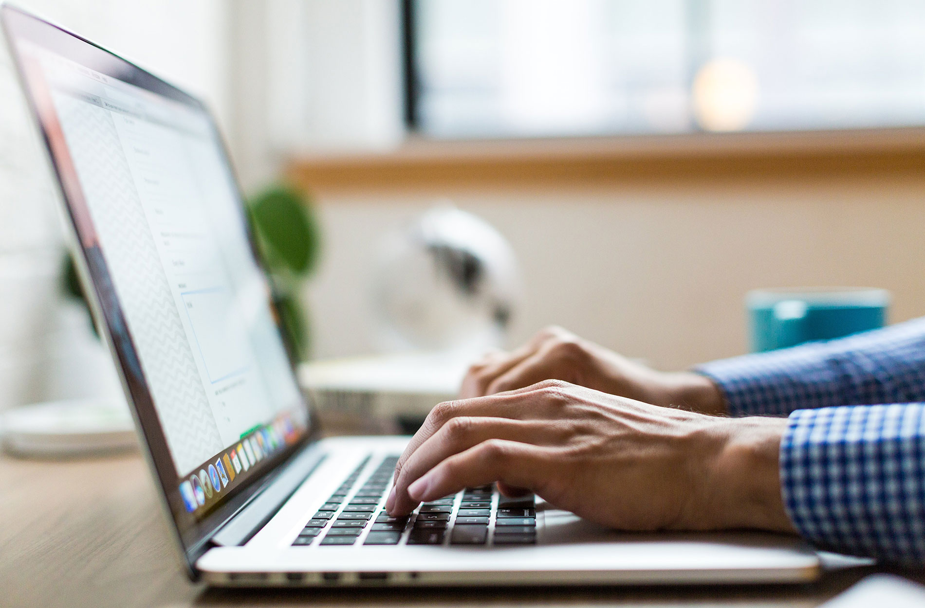 Werken aan een laptop, foto van onze oorspronkelijke website